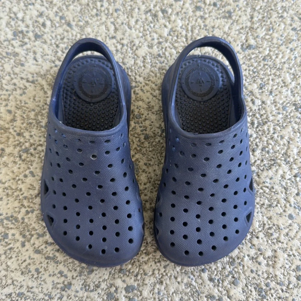 Totes Everywear kid’s navy blue casual heel strap rubber boat shoes size 5-6